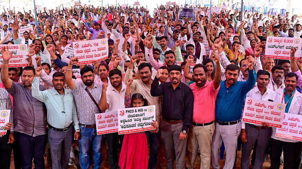 ಸಮುದಾಯ ಆರೋಗ್ಯ ಕಾರ್ಯಕರ್ತರು ಬೆಂಗಳೂರಿನಲ್ಲಿ ಶಾಶ್ವತ ಸೇವೆ ಮತ್ತು ವಿವಿಧ ಬೇಡಿಕೆಗಳ ಕುರಿತು ಪ್ರತಿಭಟನೆ