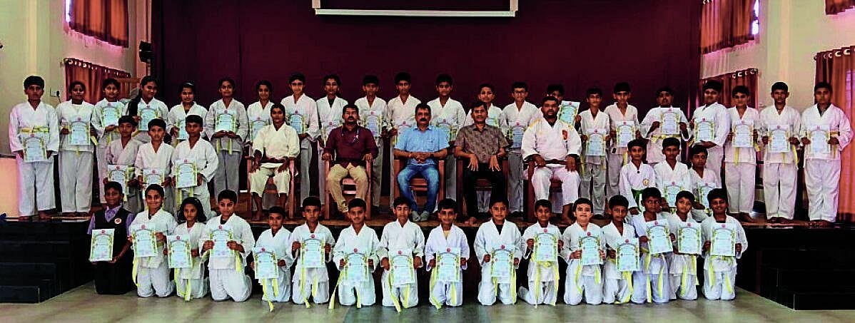 Karaté belt examination held at S.R. Shiksha Samsthe