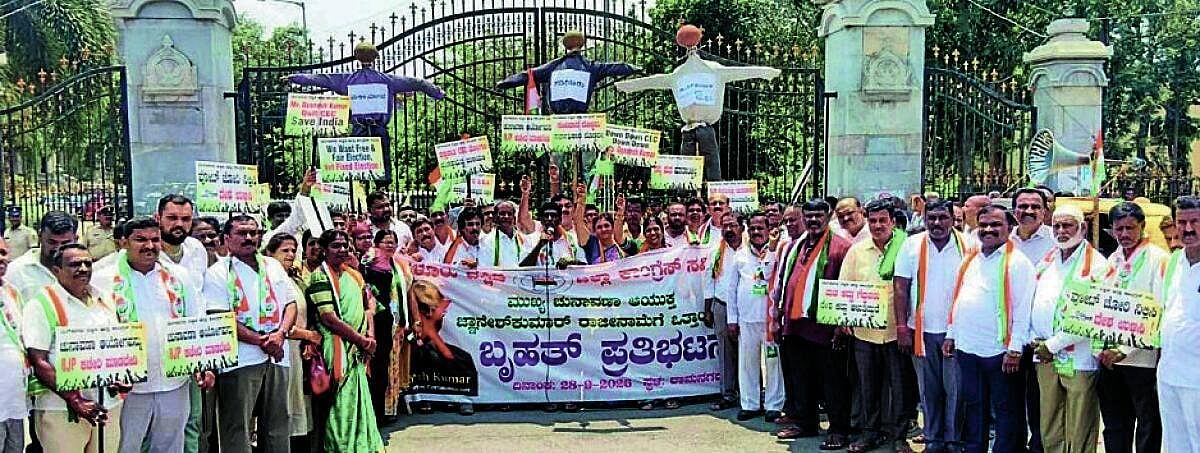 District Congress protests against Election Commission over alleged irregularities