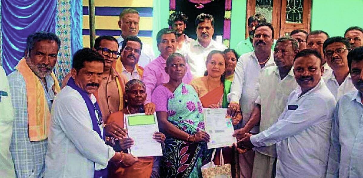 ಮದ್ದೂರು: ನಿರಾಶ್ರಿತರಿಗೆ ಹಕ್ಕು ಪತ್ರ, ಮನೆ ಕೀಲಿ ವಿತರಣೆ