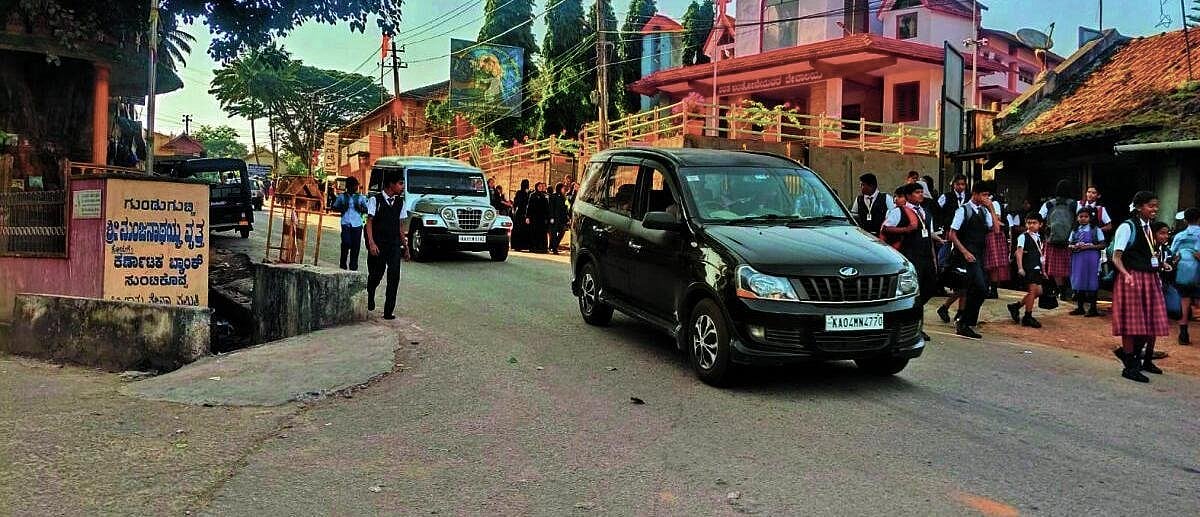ಸುಂಟಿಕೊಪ್ಪ ಮಾದಾಪುರ ರಸ್ತೆಯಲ್ಲಿ ಸಂಚಾರ ದಟ್ಟಣೆ: ವಿದ್ಯಾರ್ಥಿಗಳಿಗೆ ತೊಂದರೆ