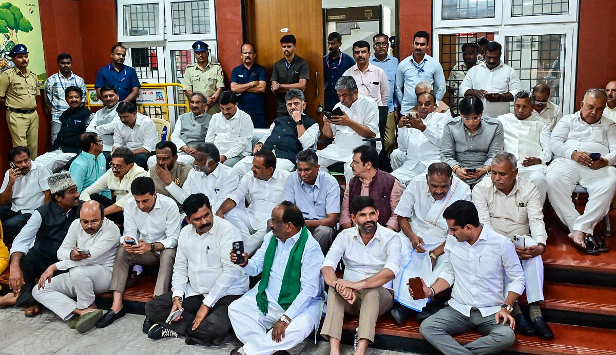 ಚುನಾವಣಾ ಆಯೋಗ ಕೊನೆಗೂ ಸಿಎಂ ಧರಣಿಗೆ ಮಣಿಯಿತು