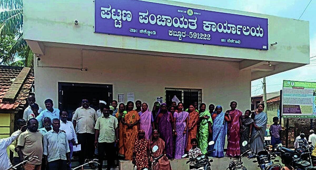 ಸೌಲಭ್ಯ ವಿತರಣೆಯಲ್ಲಿ ತಾರತಮ್ಯ ಆರೋಪ: ಕಬ್ಬೂರ ಪಟ್ಟಣ ಪಂಚಾಯಿತಿಗೆ ಮುತ್ತಿಗೆ