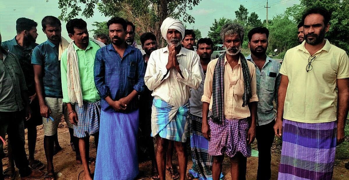 ಮುಳಬಾಗಿಲು ಬಳಿ ರೈತರ ದಾರಿ ಮುಚ್ಚಿದ ಉದ್ಯಮಿ; ಪ್ರತಿಭಟನೆ