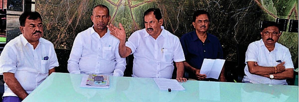'₹2,500 ಪರಿಹಾರ; ರೈತರು ಭಿಕ್ಷುಕರೇ?': ಜೆಡಿಎಸ್ ಮುಖಂಡರ ಆಕ್ರೋಶ