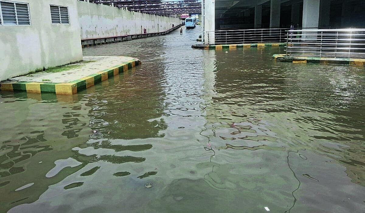 Waterlogging at KSRTC bus stand and bus stuck due to road collapse near Bengaluru-Pune NH 48