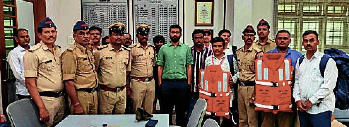 ಕಲಬುರಗಿ: 300 ಸ್ವಯಂ ಸೇವಕರಿಗೆ ವಿಪತ್ತು ರಕ್ಷಣಾ ಕಿಟ್ ವಿತರಣೆ