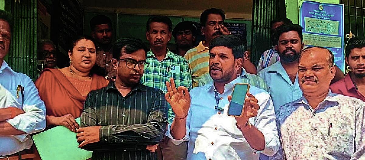 Civic body accused of failing to provide basic amenities, protest continues in Bengaluru