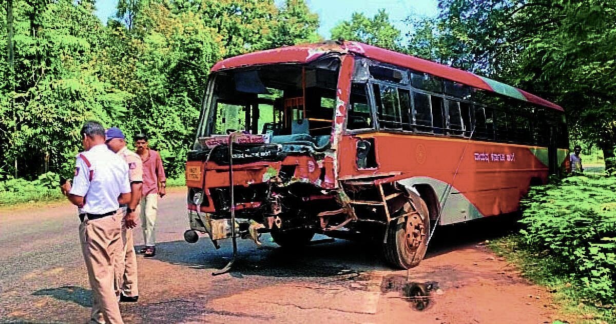 ಲಾರಿಗೆ ಬಸ್ ಡಿಕ್ಕಿ: ಒಂದೂವರೆ ವರ್ಷದ ಮಗು ಸಾವು, 15 ಮಂದಿಗೆ ಗಾಯ