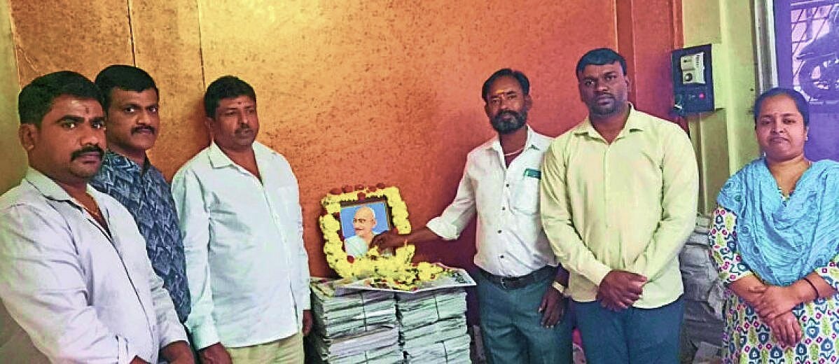 Gandhi-Shastri Jayanti celebrated by Karnataka State Press Distributors' Federation