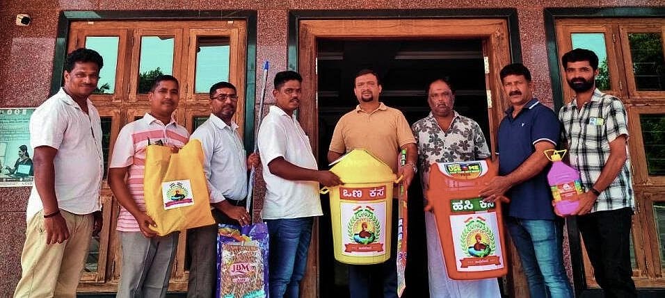 ಇಂದಿರಾನಗರದಲ್ಲಿ ಮದಗ ಫೌಂಡೇಶನ್ ಸ್ವಚ್ಛತಾ ಸಾಮಗ್ರಿ ವಿತರಣೆ