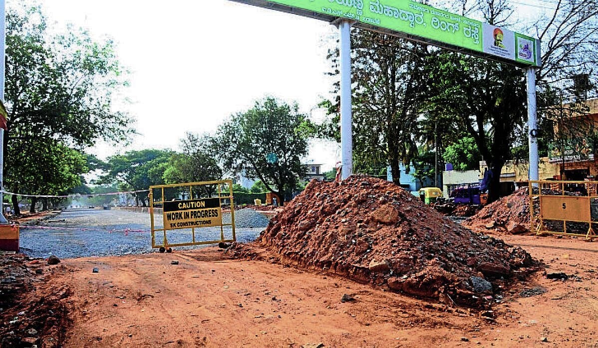 Slow progress on 80-foot road development near Shira Gate causes distress among commuters