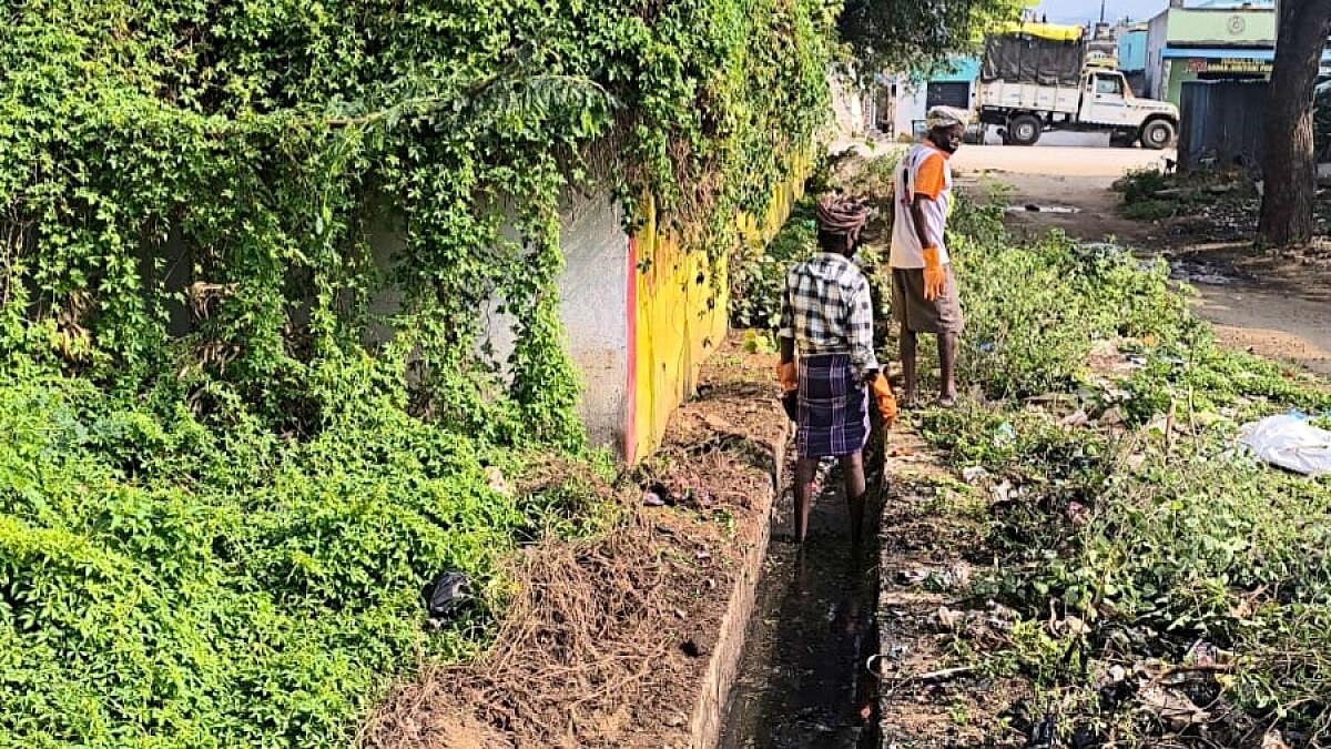 ಪ್ರಜಾವಾಣಿ ವರದಿ ಪರಿಣಾಮ: ಎಚ್ಚೆತ್ತ ಗ್ರಾಮಾಡಳಿತ, ಚರಂಡಿ ಸ್ವಚ್ಛ