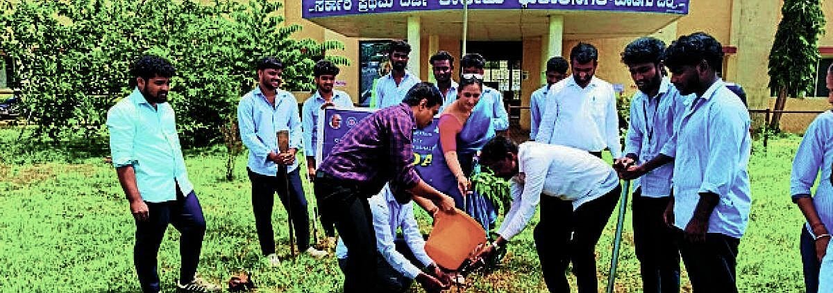 ಸುಂಟಿಕೊಪ್ಪ ಕಾಲೇಜಿನಲ್ಲಿ ಸಸಿ ನೆಟ್ಟ ವಿದ್ಯಾರ್ಥಿಗಳು