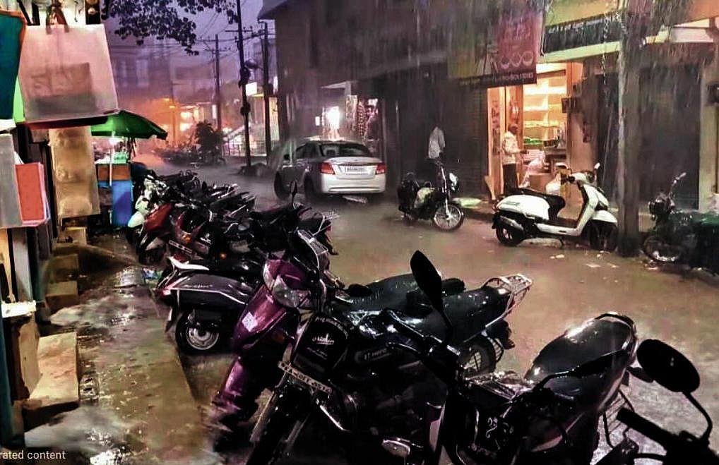 ಚಿಂತಾಮಣಿ ನಗರದಲ್ಲಿ ಜೋರು ಮಳೆ