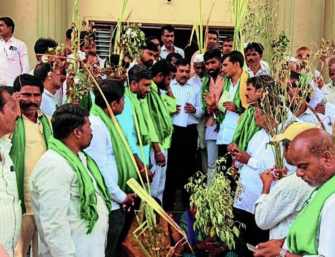 ಬೆಳೆ ಪರಿಹಾರ ₹ 2,500 ಘೋಷಣೆ ಖಂಡಿಸಿ ರೈತರ ವಿನೂತನ ಪ್ರತಿಭಟನೆ