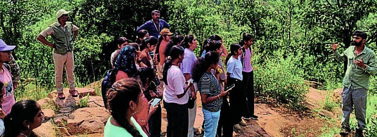 Students conduct 'Pariwara Nade' at Makali Betta as part of Wildlife Week