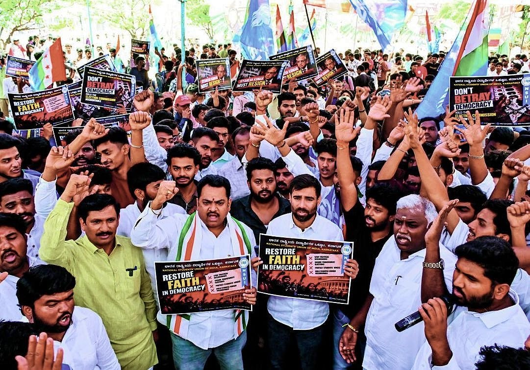 Protests held at Swatantrya Udyana demanding removal of Chief Election Commissioner