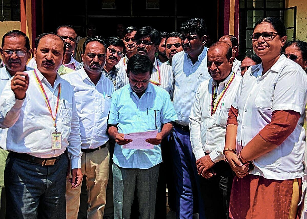 ಬೆಂಗಳೂರಿನ ಫ್ರೀಡಂ ಪಾರ್ಕ್‌ನಲ್ಲಿ ಸಮುದಾಯ ಆರೋಗ್ಯ ಅಧಿಕಾರಿಗಳಿಂದ ಅವಹೇಳನಕಾರಿ ಹೇಳಿಕೆ ಆರೋಪದ ಪ್ರತಿಭಟನೆ
