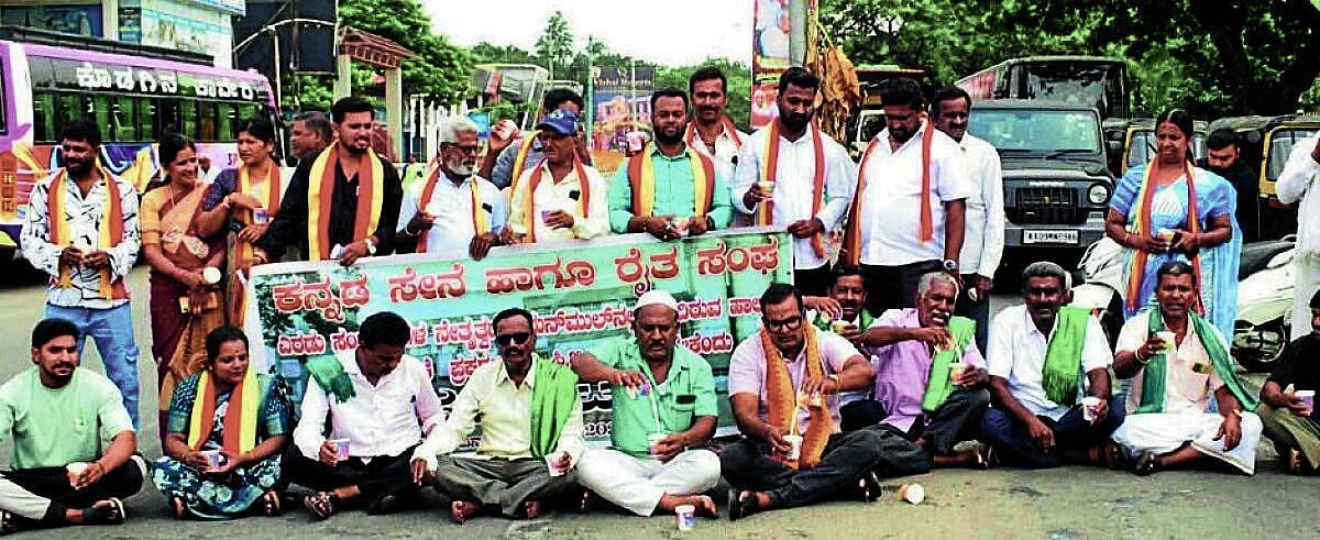 ಮನ್‌ಮುಲ್‌ ಹಗರಣ ಮತ್ತು ತಮಿಳುನಾಡಿಗೆ ನೀರು ಬಿಡುವ ಕುರಿತು ರೈತರು ಜೆ.ಸಿ. ವೃತ್ತದಲ್ಲಿ ಪ್ರತಿಭಟನೆ