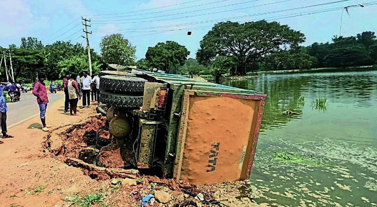 ಬನ್ನೇರುಘಟ್ಟ ಬಳಿ ಕೆರೆ ಕಾಮಗಾರಿ ವೇಳೆ ಮಣ್ಣಿನ ರಸ್ತೆ ಕುಸಿದು ಲಾರಿ ಪಲ್ಟಿ