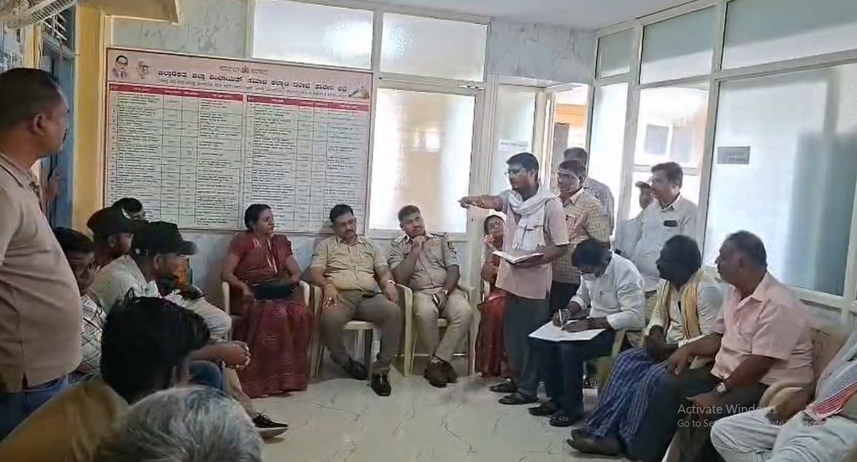 ಹಾವೇರಿ| ಗ್ರಾ.ಪಂ ಕಾರ್ಯದರ್ಶಿ ಪ್ಯಾಂಟ್ ಬಿಚ್ಚಿಸಿ ಆಣೆವಾರಿ; ಗ್ರಾಮಸ್ಥರ ಆಕ್ರೋಶ