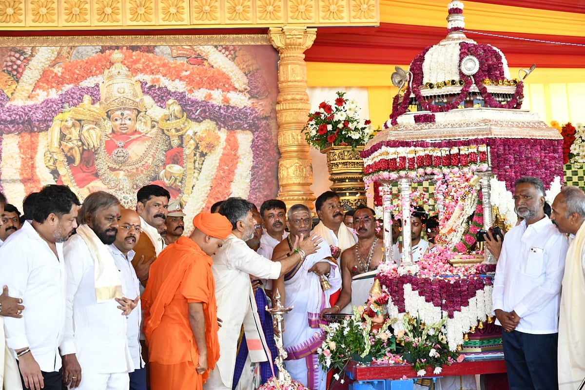 PHOTOS: ಮೈಸೂರಿನಲ್ಲಿ ನಾಡಹಬ್ಬ ದಸರಾ ಸಂಭ್ರಮ, ಕಂಗೊಳಿಸುತ್ತಿರುವ ಅರಮನೆ