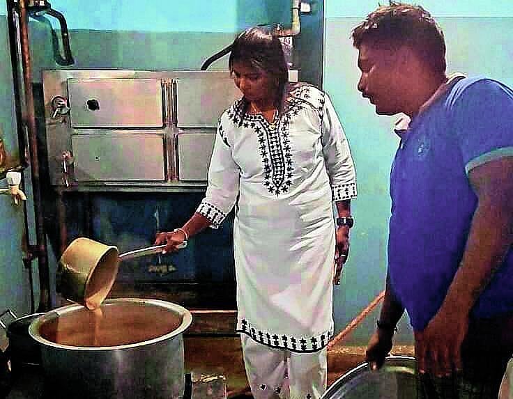 ದೇವನಹಳ್ಳಿ: ಇಂದಿರಾ ಕ್ಯಾಂಟೀನ್ಗೆ ಪುರಸಭೆ ಅಧಿಕಾರಿ ಭೇಟಿ
