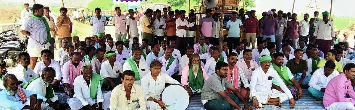 ದೇವದುರ್ಗ: ಸಮರ್ಪಕವಾಗಿ ನೀರು ಹರಿಸಲು ಒತ್ತಾಯಿಸಿ ರಸ್ತೆ ತಡೆದು ರೈತರ ಪ್ರತಿಭಟನೆ