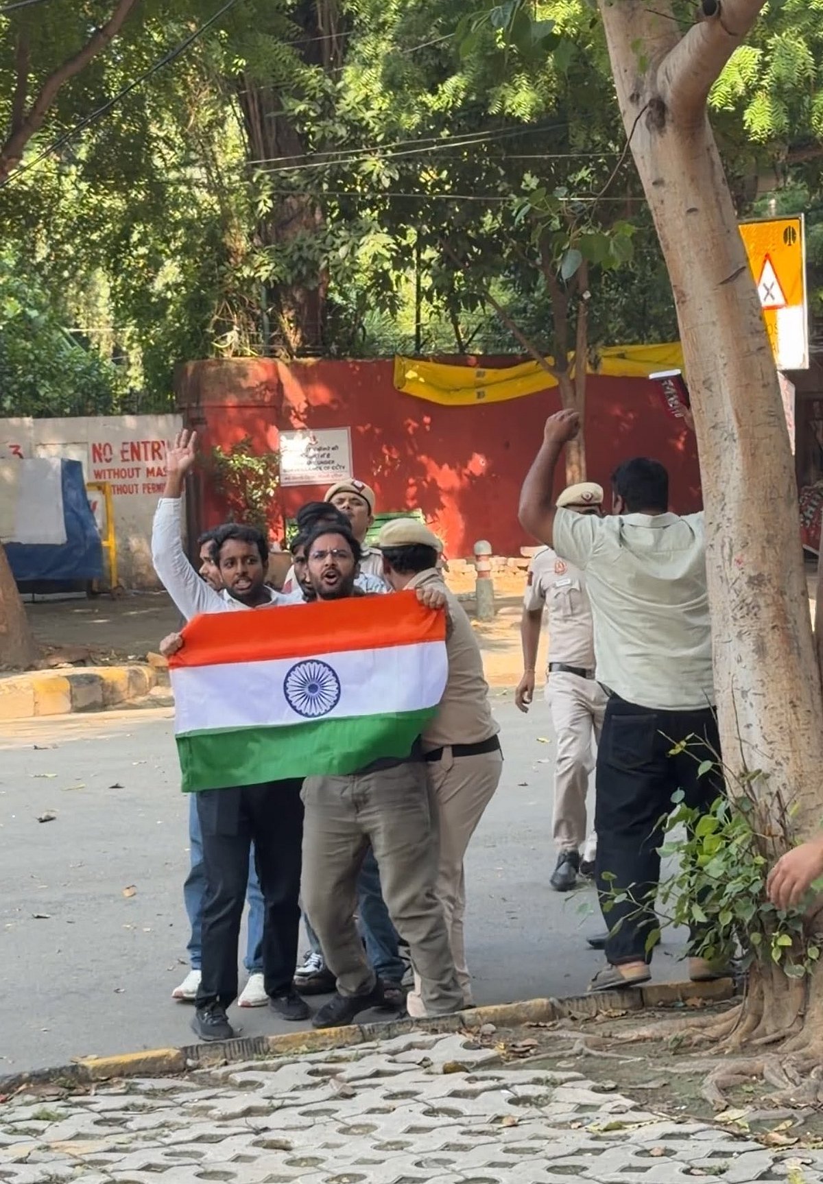 ಜಂತರ್ ಮಂತರ್‌: ತ್ರಿವರ್ಣ ಧ್ವಜ ಹಿಡಿದು ಬ್ಯಾರಿಕೇಡ್ ಹಾರಿದ CJP ನಾಯಕರು ವಶಕ್ಕೆ