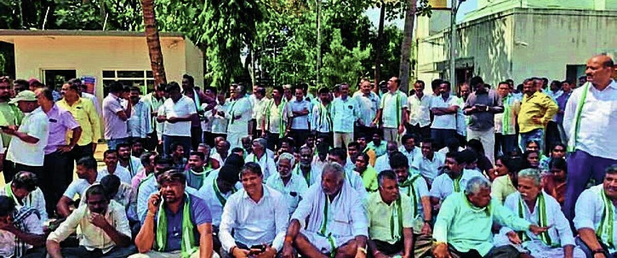ರೈತರಿಗೆ ಕಿರುಕುಳ ಆರೋಪ; ಮನ್ಮುಲ್ ಆಡಳಿತದ ವಿರುದ್ಧ ಜೆಡಿಎಸ್ ಪ್ರತಿಭಟನೆ