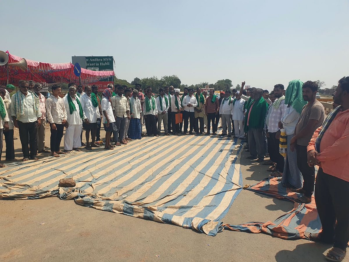 ಧಾರವಾಡ: ಕಬ್ಬಿನ ದರ ಹೆಚ್ಚಳಕ್ಕೆ ಆಗ್ರಹಿಸಿ ರೈತರಿಂದ ಮುಂದುವರಿದ ಪ್ರತಿಭಟನೆ