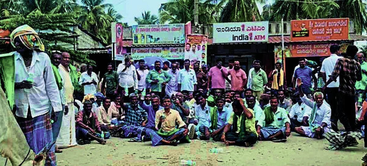 ಮಂಡ್ಯ: ಕೊಪ್ಪ, ಬೆಸಗರಹಳ್ಳಿ ಭಾಗದ ಬೆಳೆಗಳಿಗೆ ನೀರು ಹರಿಸಲು ಆಗ್ರಹಿಸಿ ಪ್ರತಿಭಟನೆ