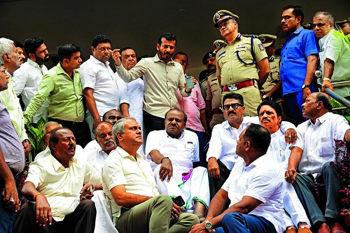HD Kumaraswamy protests outside Police Commissioner's office demanding FIR against 'sting' operation organizers