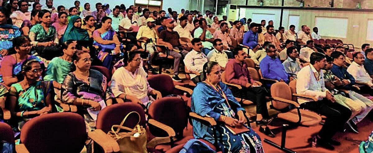 ಧಾರವಾಡ| ಎಚ್ಚರಿಕೆಯಿಂದ ಚುನಾವಣಾ ಕಾರ್ಯ ನಿರ್ವಹಿಸಿ: ಜಿಲ್ಲಾಧಿಕಾರಿ ಸ್ನೇಹಲ್