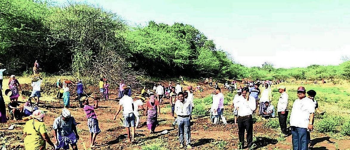 ಲಕ್ಷ್ಮೇಶ್ವರ: ಸೂರಣಗಿ ಗ್ರಾಮದಲ್ಲಿ ಕೆರೆ ಪುನಶ್ಚೇತನ ಕಾಮಗಾರಿ ಆರಂಭ