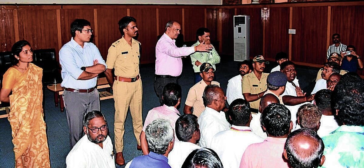 ಗದಗ: ವಾಲ್ಮೀಕಿ ವೃತ್ತ ನಿರ್ಮಾಣಕ್ಕೆ ಬಿಗಿ ಪಟ್ಟು, ಜಿಲ್ಲಾಡಳಿತಕ್ಕೆ ಎಚ್ಚರಿಕೆ