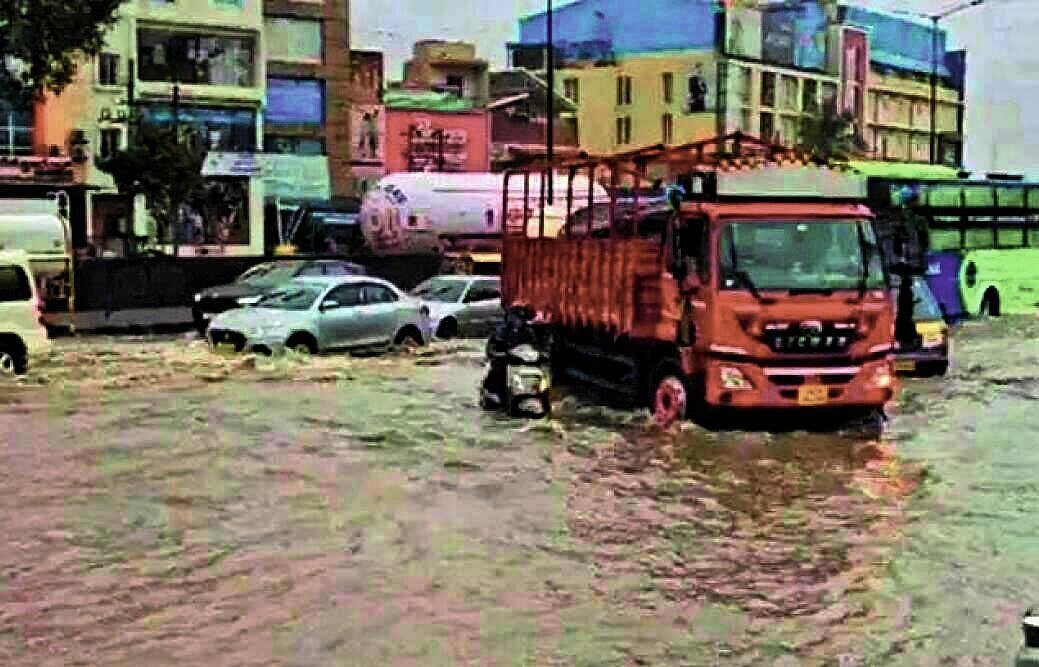 Heavy rains cause waterlogging on main roads in Chandapura, Annekal