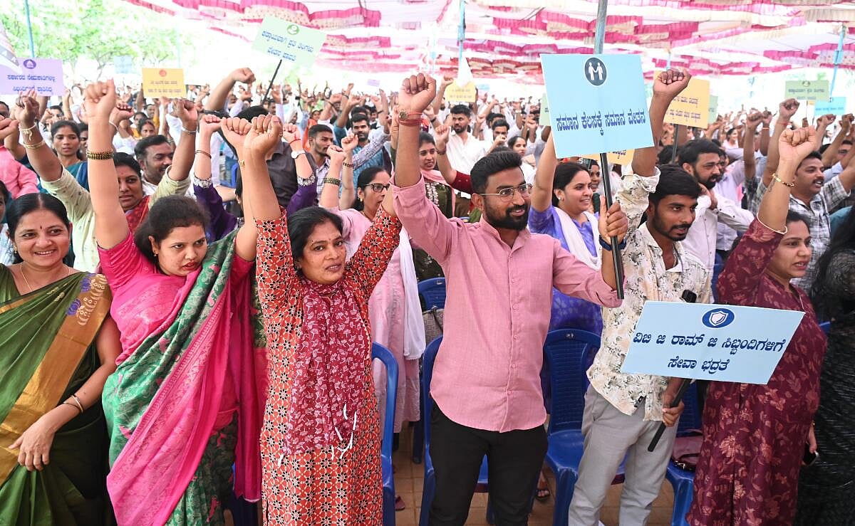 ಬೆಂಗಳೂರಿನಲ್ಲಿ ಸೇವಾ ಭದ್ರತೆ, ನಿಯಮಕರಣಕ್ಕಾಗಿ ನರೇಗಾ ಕಾರ್ಮಿಕರ ಪ್ರತಿಭಟನೆ