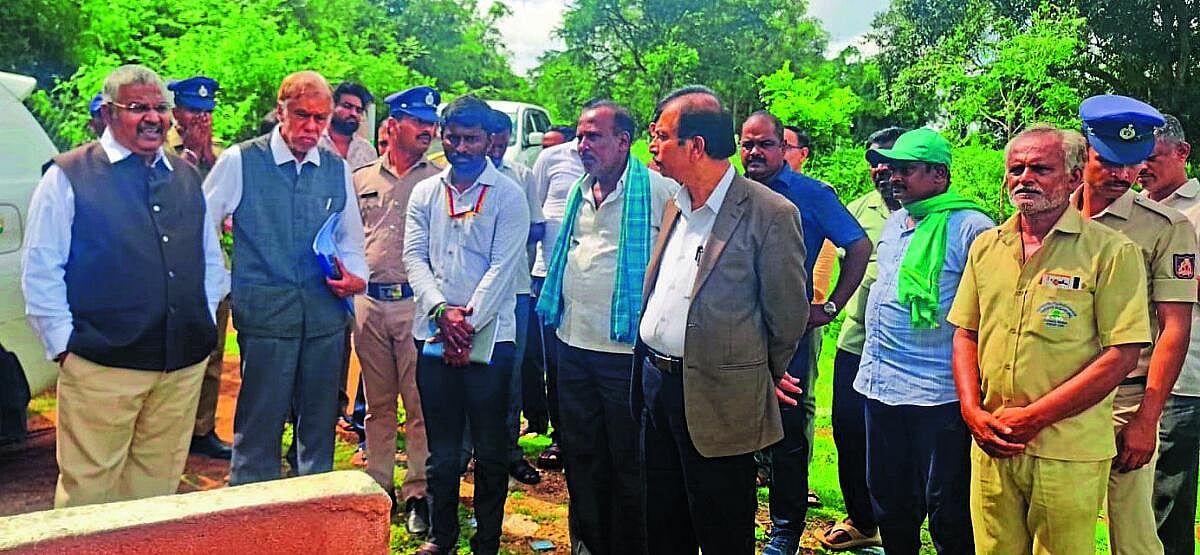 ಕಮಿಟಿ ಬಿಡದಿಗೆ ಭೇಟಿ ನೀಡಿ ಮೂರು ಗ್ರಾಮಗಳನ್ನು ಪರಿಶೀಲಿಸಿ ಮೂಲಸೌಕರ್ಯದ ಮಾಹಿತಿ ಸಂಗ್ರಹಿಸಿತು
