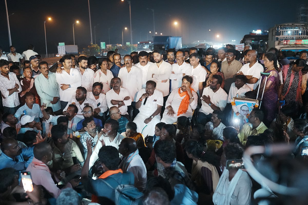 HD Kumaraswamy and R. Ashok boost disabled persons' march after police intervention