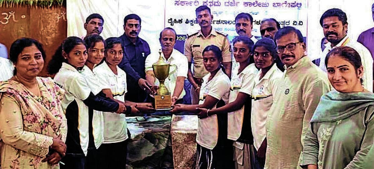 Kolar Women's College wins first prize in trekking race