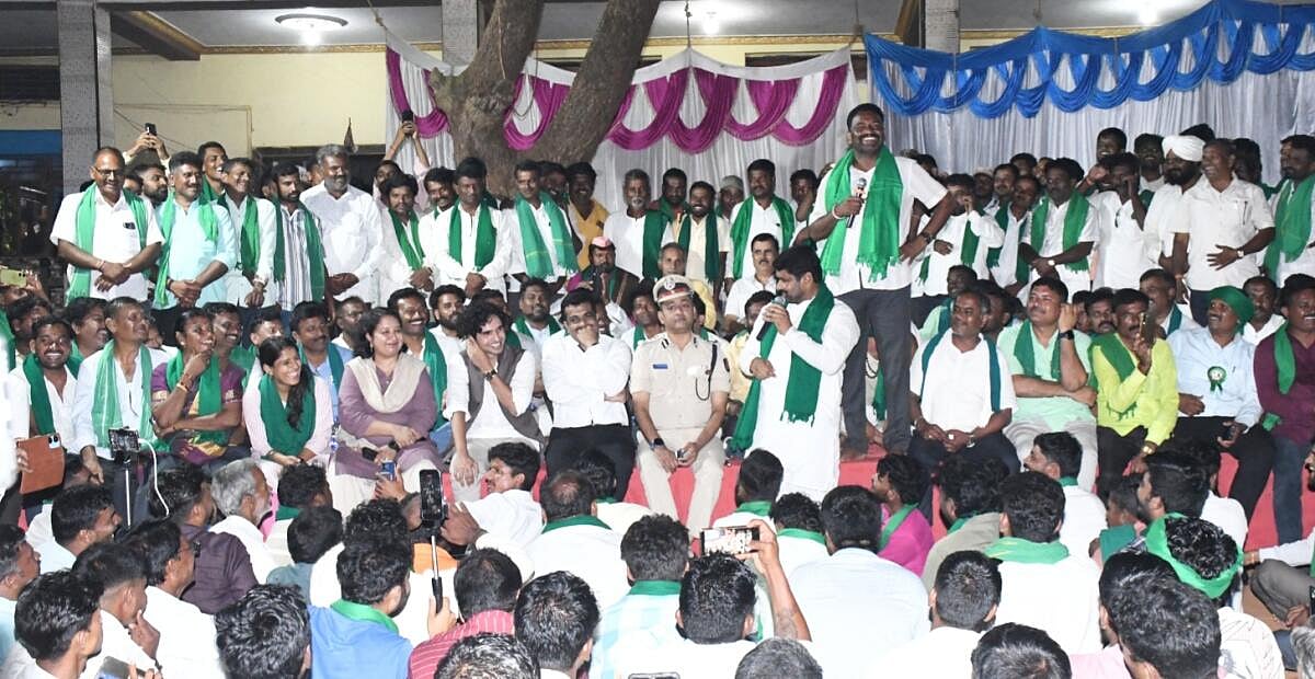 ಧಾರವಾಡ: ಕಬ್ಬು ಬೆಳೆಗಾರರ ಮನವೊಲಿಕೆಗೆ ಯತ್ನ