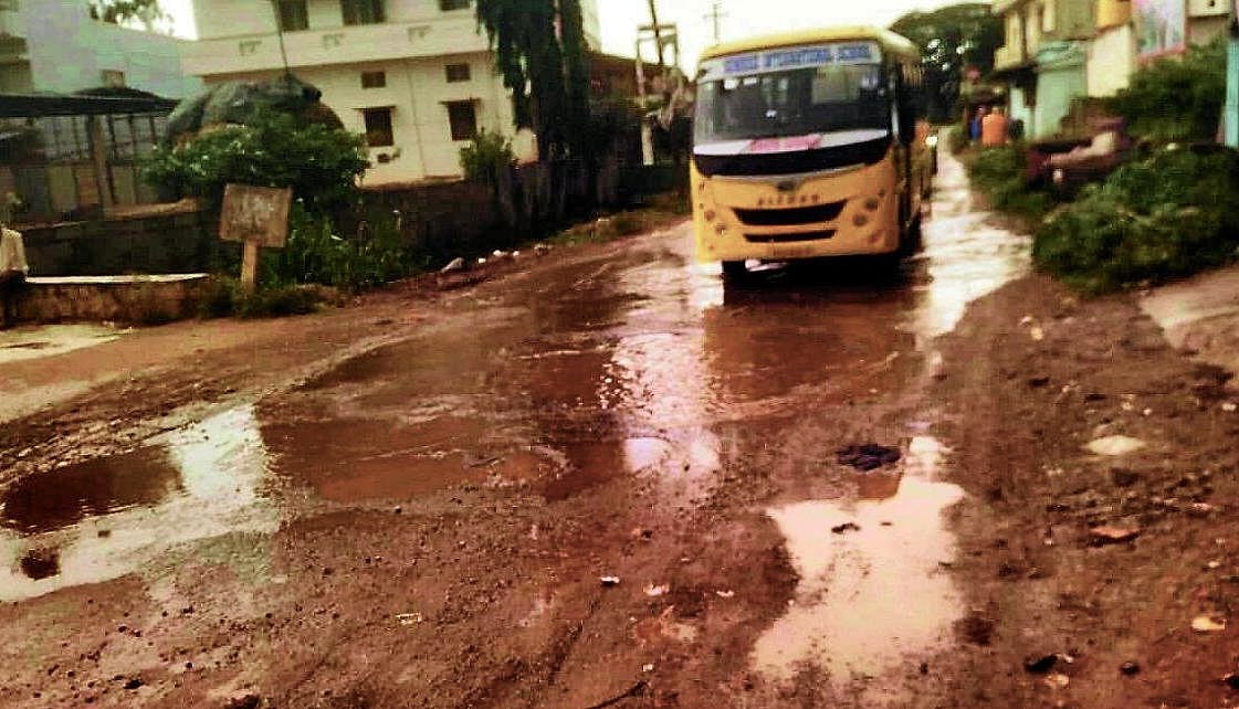 Potholes and accumulated rainwater plague major connecting road in Hosanallur industrial area