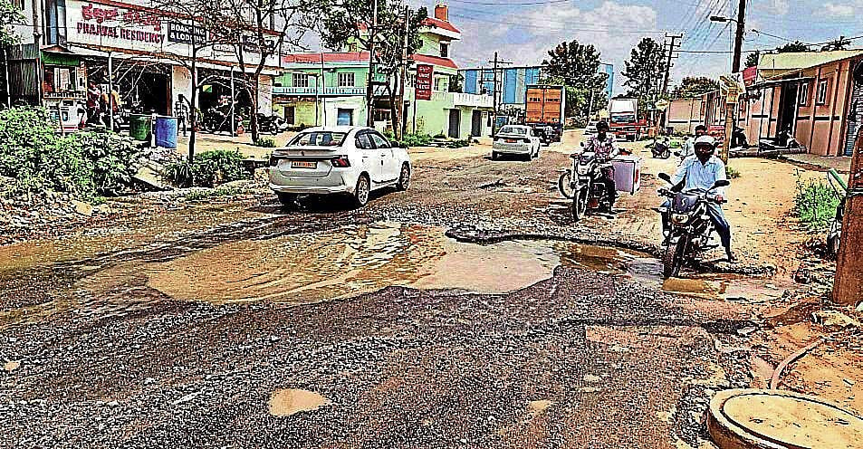 Potholes on Harapanahalli Gate-Hullahalli Road Pose Danger to Commuters
