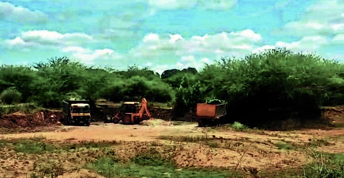 ಇದ್ಲೂಡು ಕೆರೆ ಅಂಗಳಕ್ಕೆ ಕಟ್ಟಡ ತ್ಯಾಜ್ಯ