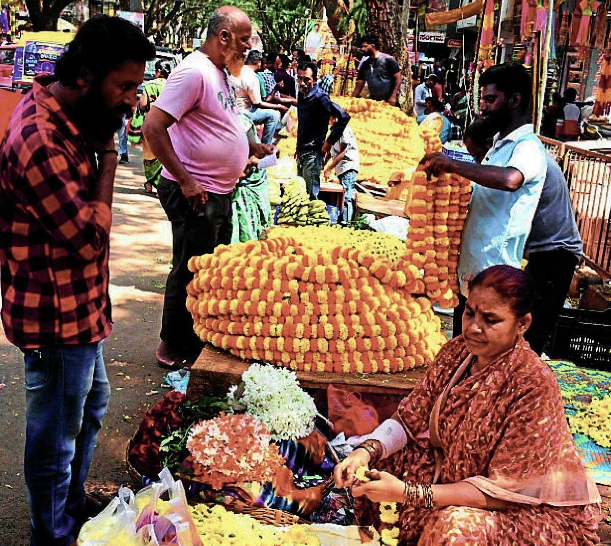 ಧಾರವಾಡದಲ್ಲಿ ದಸರಾ ಸಂಭ್ರಮ: ಖರೀದಿ ಜೋರು, ಹೂವಿಗೆ ಹೆಚ್ಚು ಬೇಡಿಕೆ