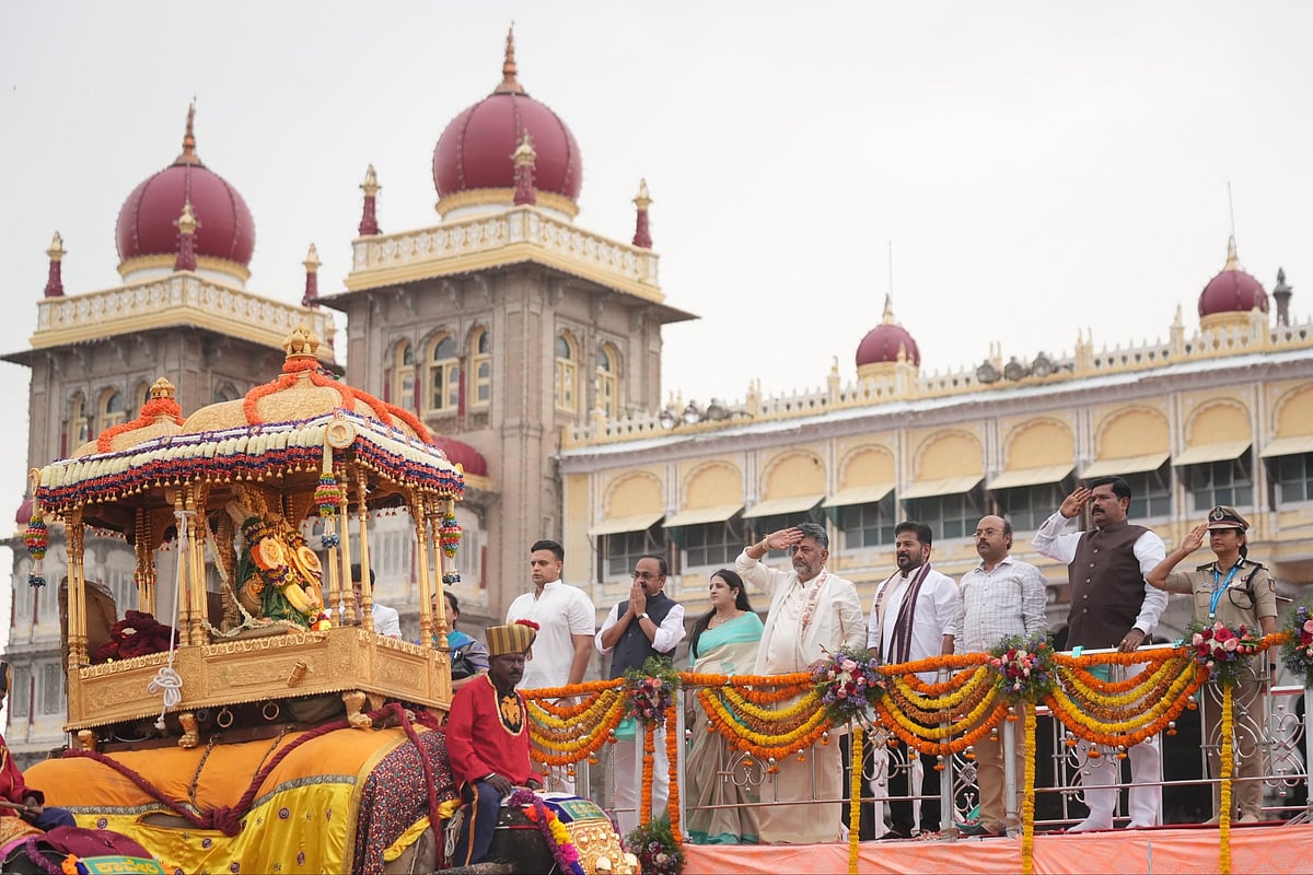 ಮೈಸೂರು ದಸರಾ ಜಂಬೂಸವಾರಿ: ಹೊರ ರಾಜ್ಯದ ಸಿಎಂಗಳಿಗೆ ಪುಷ್ಪಾರ್ಚನೆ ಭಾಗ್ಯ!