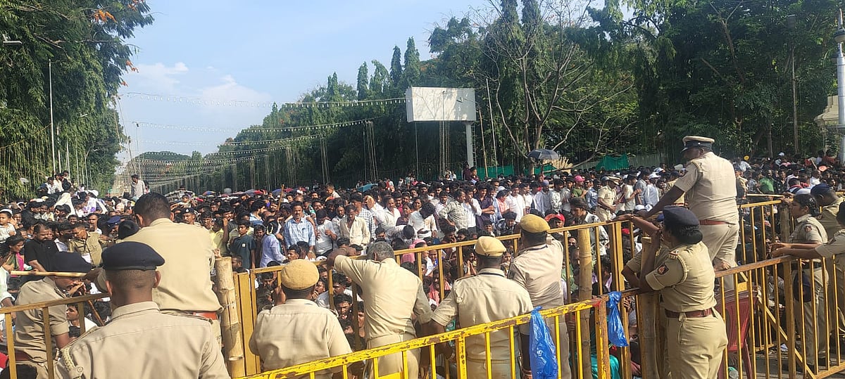 ಮೈಸೂರು ದಸರಾ: ಜನರ ನಿಯಂತ್ರಣಕ್ಕೆ ಪೊಲೀಸರ ಹರಸಾಹಸ