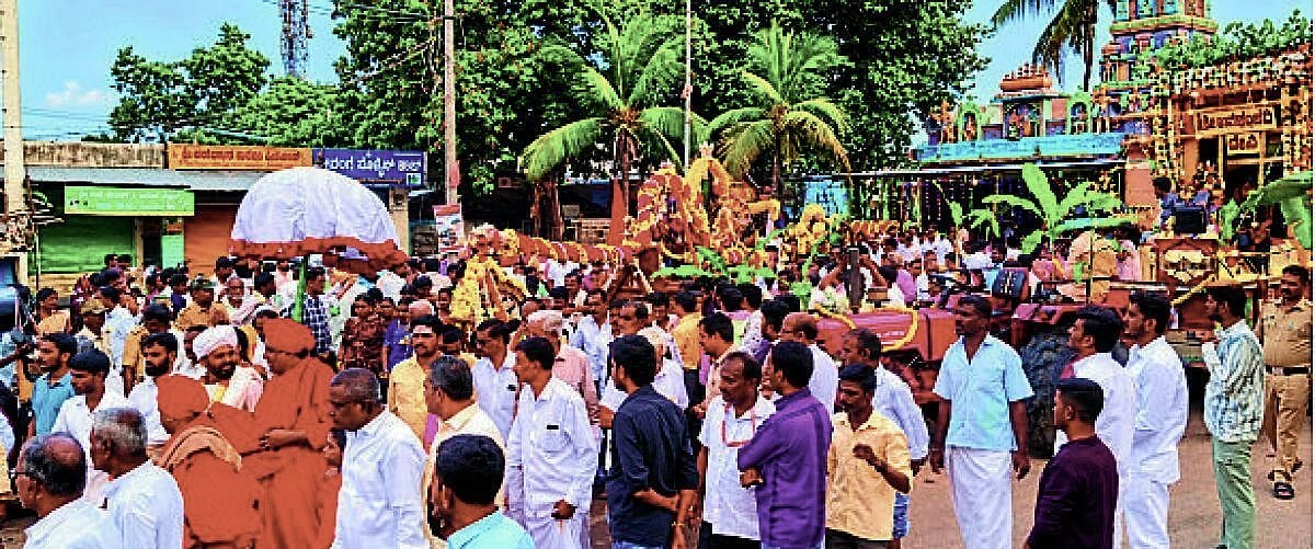 Vijayadashami festival celebrations and procession in Hoovinahadagali
